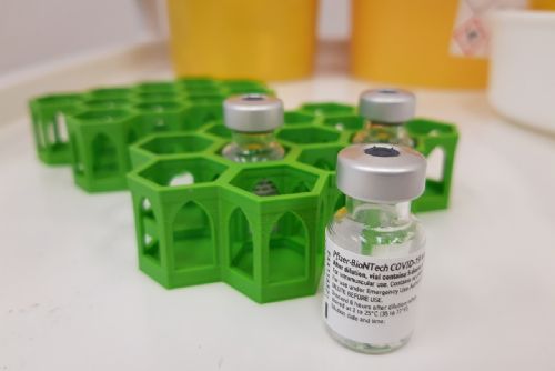 Foto: Západočeská univerzita vyrobila držáky na vakcíny pro očkovací centra
