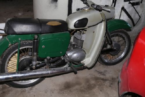 Foto: Ze skladu firmy v Plzni ukradli tři historické motocykly