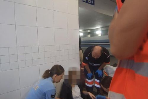 Foto: Žena upadla na eskalátoru na nádraží v Plzni a zranila se. Video