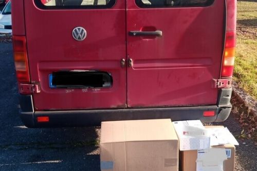Foto: Zloděj chtěl v Plzni ukrást zásilky z auta přepravní společnosti 