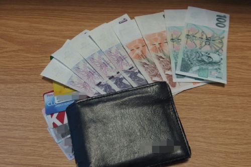 Foto: Žena v Plzni odevzdala nalezenou naditou peněženku