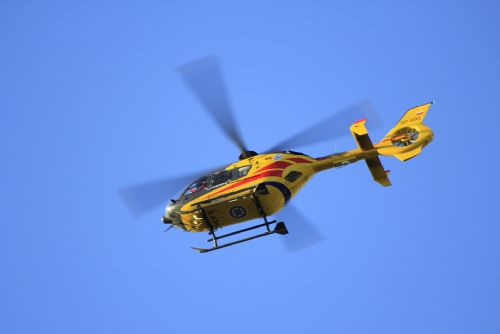 Foto: Sedmiletý chlapec vběhl v Chodské Lhotě pod auto, odvezl ho vrtulník