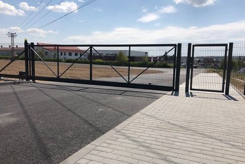 Foto: Oplocení a posuvná brána skladové haly Touškov
