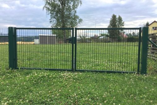Foto: Zahradu v Myti zdobí nová plotová vrata