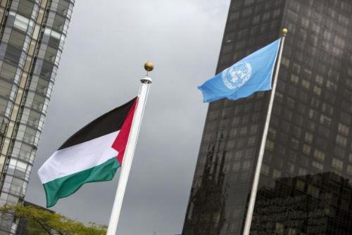Foto: Abbás: Palestinská vlajka před OSN je symbolem národní hrdosti