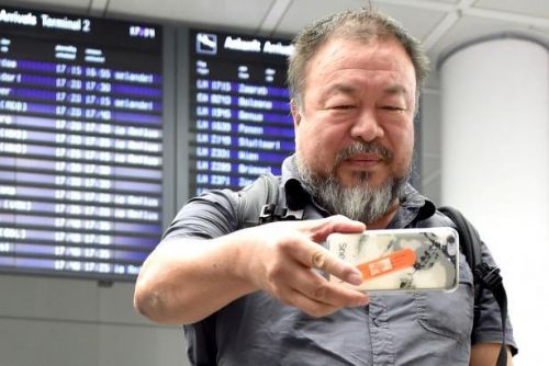 Foto: Aj Wej-wej se chystá do Prahy, Londýn mu omezil vízum