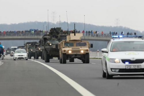 Foto: Američtí dragouni v Česku: Silnice lemovaly tisíce lidí, odpůrci byli v menšině