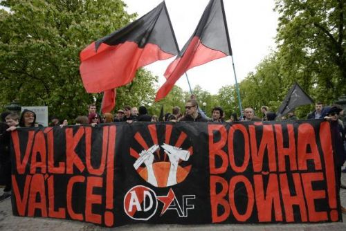 Foto: Anarchisté pochodovali Prahou: Náš hněv směřuje k mocným