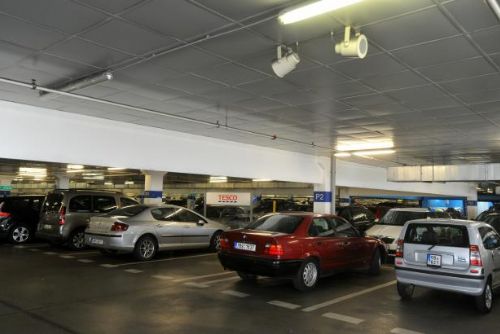 Foto: Auta rostou, místa na parkování nikoliv – čas pro nové normy