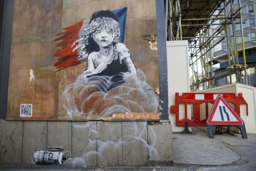 Foto: Banksy podpořil uprchlíky: Dívku z Bídníků rozplakal slzný plyn