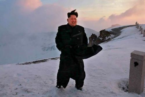 Foto: Bez maček a lana: Kim zdolal nejvyšší horu v obleku, zimníku a lakýrkách