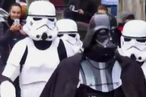 Foto: Bizarní volby v Oděse: Žvejkal dostal pokutu, Darth Vader málem nehlasoval