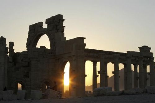 Foto: Bojovníci IS obsadili třetinu Palmýry, vzácným památkám hrozí zkáza