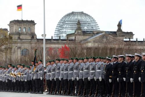 Foto: Bojujme po boku Francie proti Islámskému státu, vyzvaly Berlín německé listy