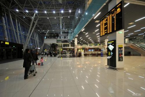 Foto: Bratislavské letiště přitvrdilo. Všechny zkontroluje před vstupem do haly