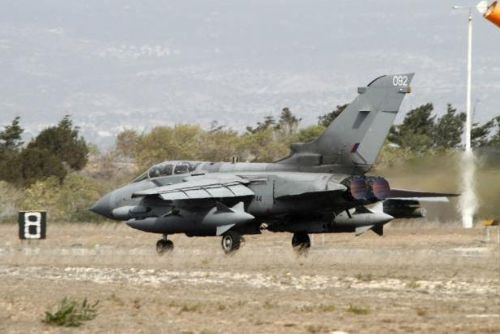Foto: Britští piloti poprvé útočili na pozice islamistů v Sýrii