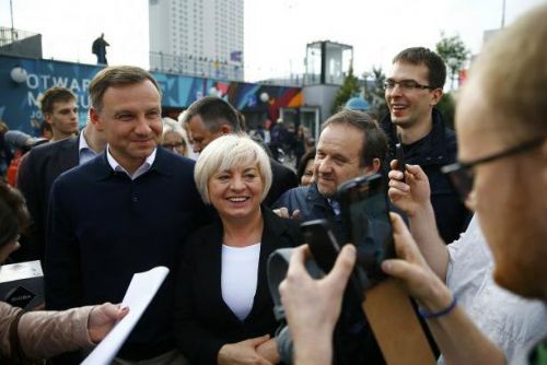 Foto: Budu nadstranický prezident, slíbil Duda při vítězné procházce Varšavou