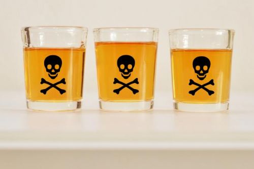Foto: Celníci rozšiřují oblast kontrol alkoholu – hledají původ smrtícího metanolu na Kladensku