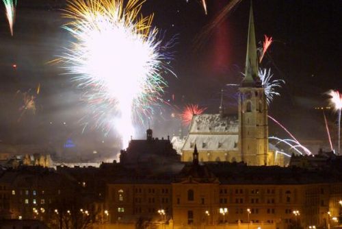 Foto: Češi se připravují na Silvestr, ohně nad městy vykvetou i na Nový rok