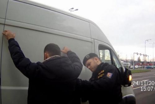 Foto: Češi zadrželi mezinárodně hledaného Turka s vazbami na teroristy