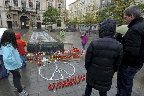 Foto: Česko si minutou ticha připomnělo oběti pařížských útoků. Ambasáda je otevřena veřejnosti