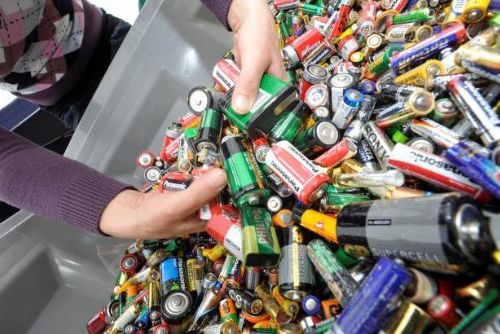 Foto: Chemikálie do popelnice nepatří. Podle EU mají Češi třídit víc baterií