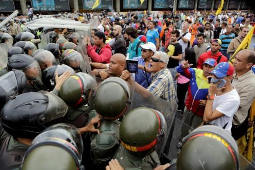 Foto: Cukr došel, Coca-Cola pozastaví výrobu v rozbouřené Venezuele