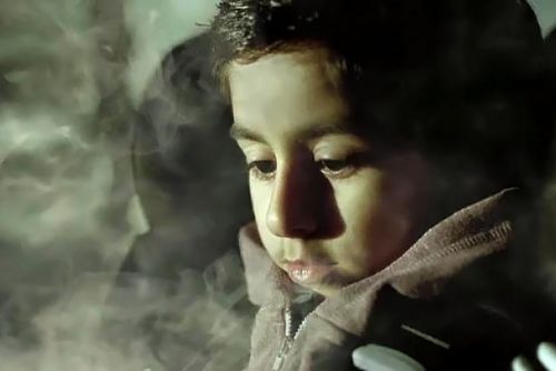 Foto: Další etapa britského boje s tabákem: Nebude se kouřit v autech s dětmi a ani ve vězení