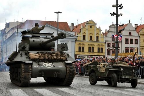Foto: Do Plzně znovu přijely americké tanky - začaly Slavnosti svobody