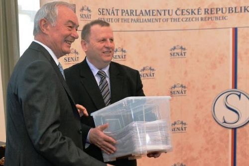 Foto: Do Senátu dorazila petice za odchod Zemana. Má 11 tisíc podpisů