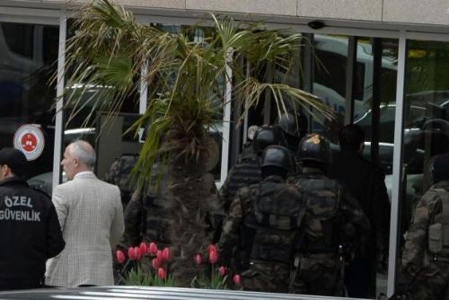 Foto: Drama v Istanbulu: Ozbrojenci drží státního zástupce jako rukojmí