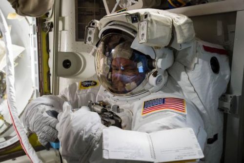 Foto: Dva američtí astronauti vystoupili do vesmíru, opravují ISS