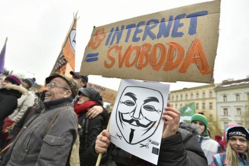 Foto: Dvě stovky lidí demonstrovaly v Praze za svobodný internet