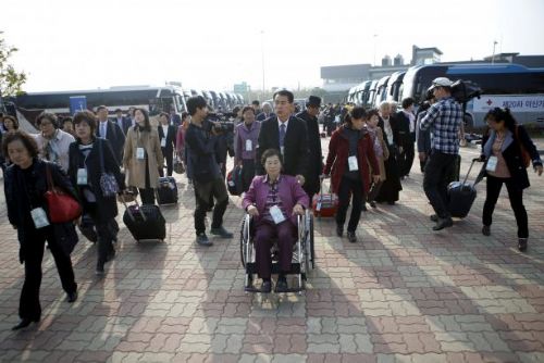 Foto: Emoce přes ostnatý drát: V Severní Koreji začalo týdenní setkání rodin rozdělených válkou