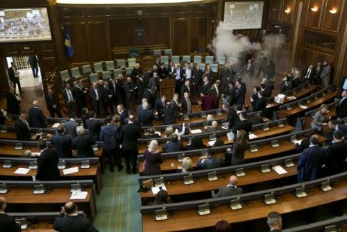 Foto: Emoce v kosovském parlamentu: Opozice opět použila slzný plyn
