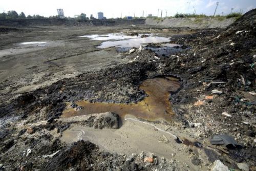 Foto: Evropa vyzvala Česko, aby odvezlo z Polska palivo z lagun. Hrozí soudem