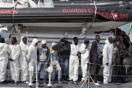 Foto: Evropské lodě u Itálie zachránily 2900 libyjských migrantů