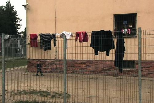 Foto: Exkluzivní reportáž z tábora v Bělé – muži si krátí čas fotbalem, ženy šitím