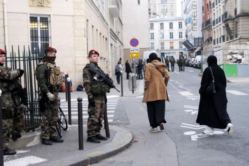 Foto: Francie zvyšuje bezpečnostní opatření. Vláda zařadila výjimečný stav do ústavy