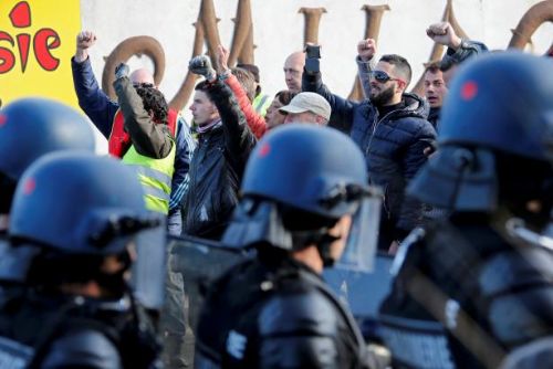 Foto: Francouzský odpor proti reformám má plamennou dohru. Rafinerie vyhlásily stávku