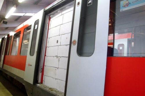 Foto: I Hamburk boural svou zeď - ve vagonu městské dráhy