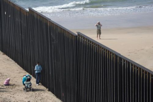 Foto: Jak ochránit hranice? USA postavily zeď, Austrálie posílá migranty do „Guantánama Pacifiku“