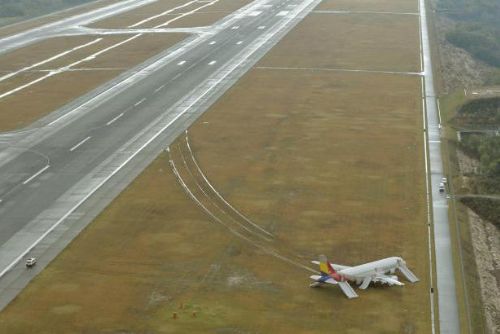 Foto: Jihokorejský airbus nezvládl přistání v Hirošimě, dvě desítky zraněných