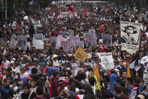 Foto: Kde jsou unesení studenti, ptaly se tisíce Mexičanů