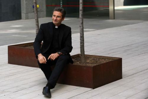 Foto: Kněz-gay dostal po Vatikánu trest i od polské církve