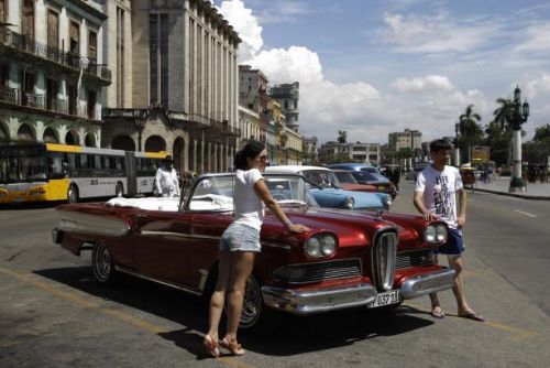 Foto: Kuba praská ve švech, na ostrov míří stále víc Američanů