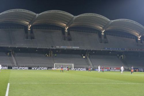 Foto: Kvůli bezpečnosti zůstává francouzský fotbal bez diváků