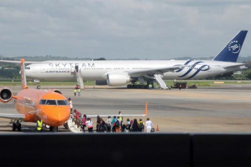 Foto: Letadlo do Paříže přistálo nouzově v Keni. Na WC někdo položil balíček s budíkem