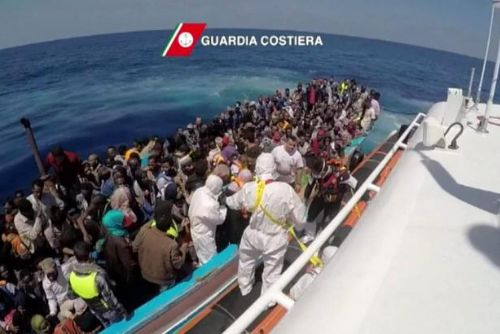 Foto: Líbají nám nohy a brečí, říkají záchranáři, kteří loví uprchlíky z moře