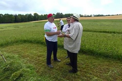 Foto: Lukašenko si ke kampani pozval Depardieua. Učil ho sekat na poli